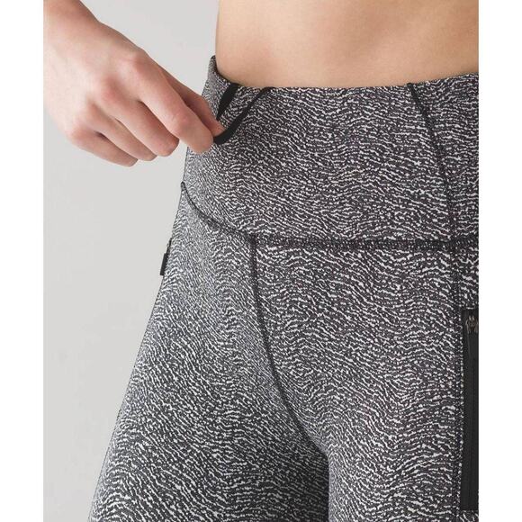 Lululemon Run It Out Luxtreme Leggings Ripple Jacquard Black White Size 4 - Picture 6 of 12
